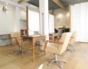 光の差し込む店内